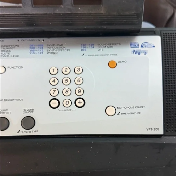 Yamaha Black and White Electronic Keyboard - Picture 4 of 9